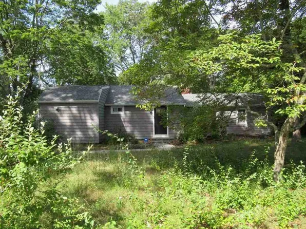 4 Oak Ln, Coram, NY 11727