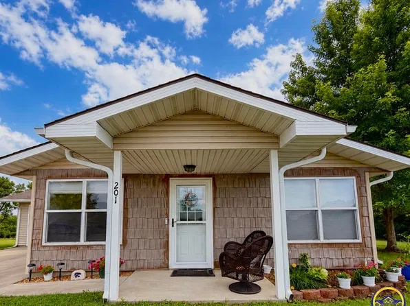 201 Holt Circle Dr, Hoyt, KS 66440