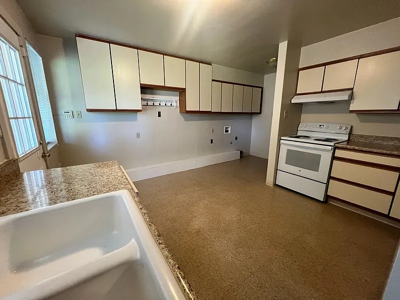 4 bed, 2193 sqft, $2,795 — Photo 3