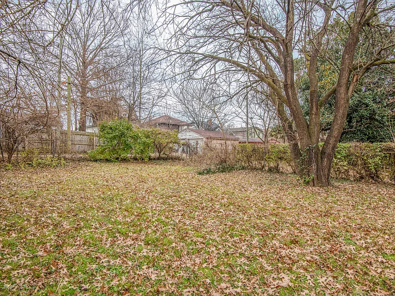 2440 Woodbine Ave — Photo 27