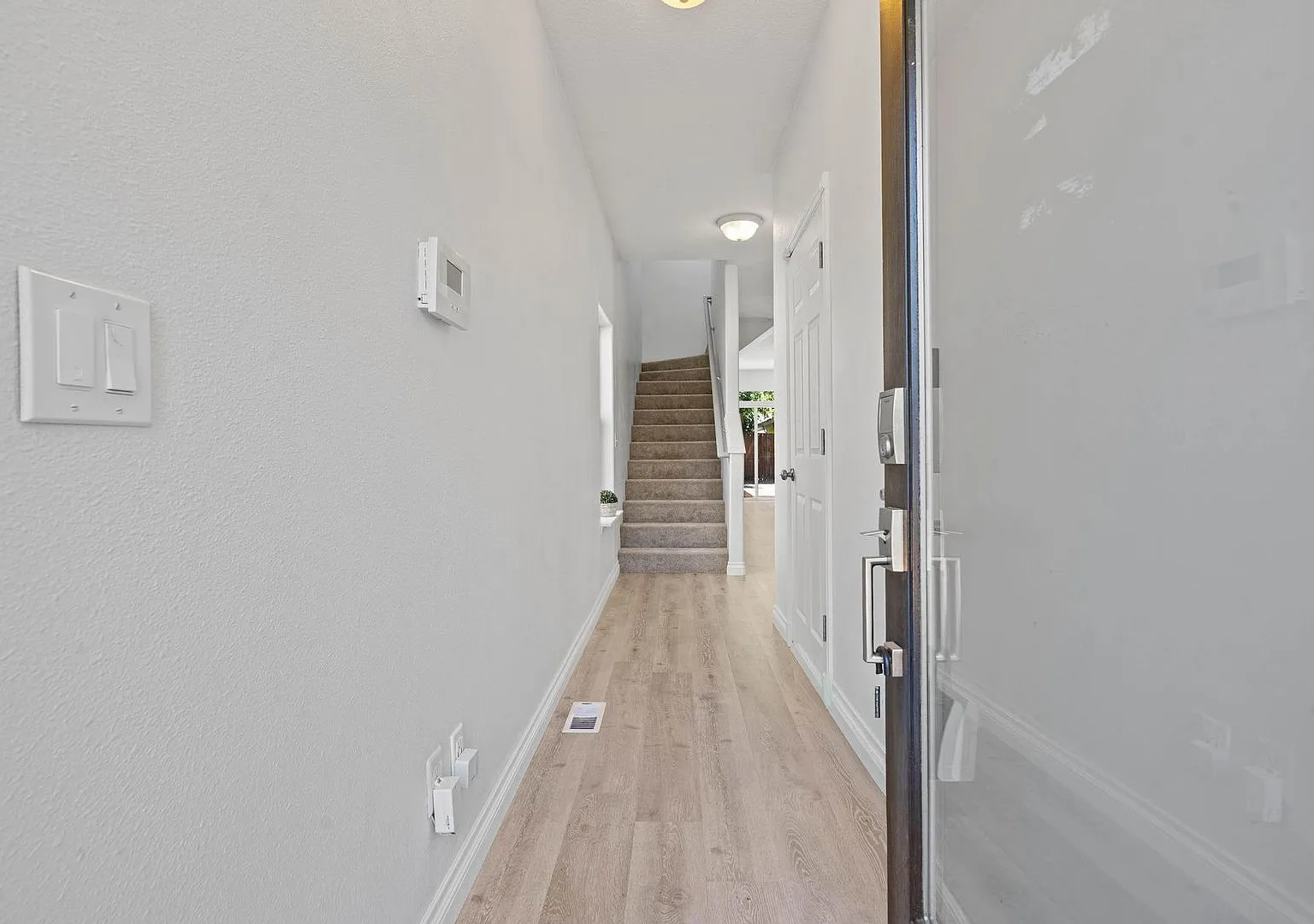 Inviting 3-bdrm/2-bath thin house in Portsmouth. Fenced backyard w/ deck, 1-car garage — Photo 3