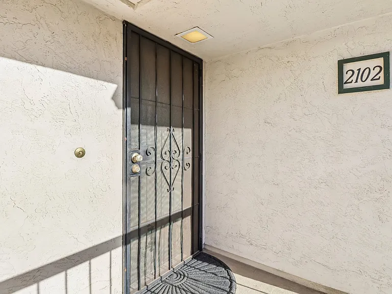 450 W Vermont Ave — Photo 2