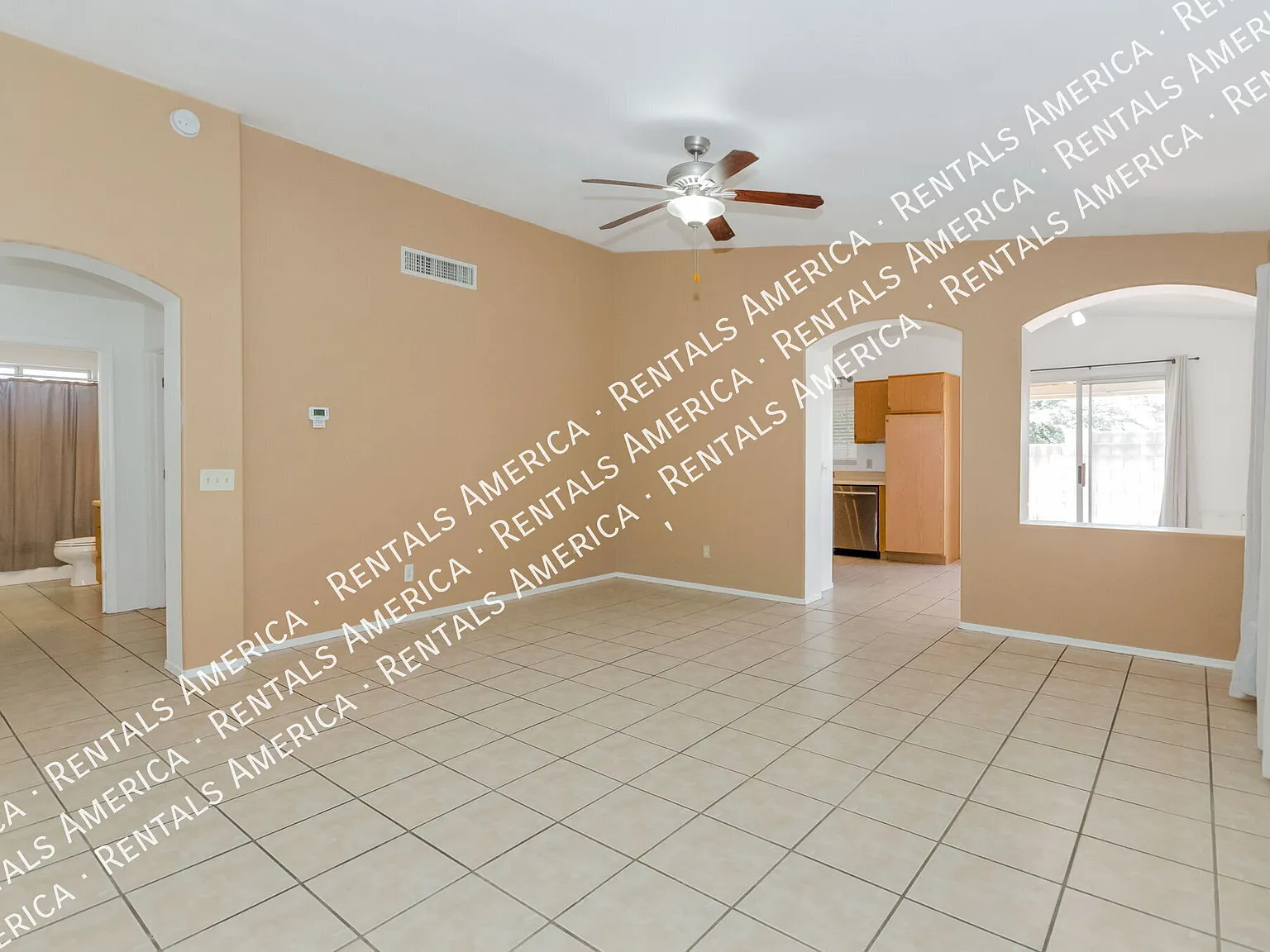 Hurry! Cute, clean 3 bedroom/2 bath! — Photo 2