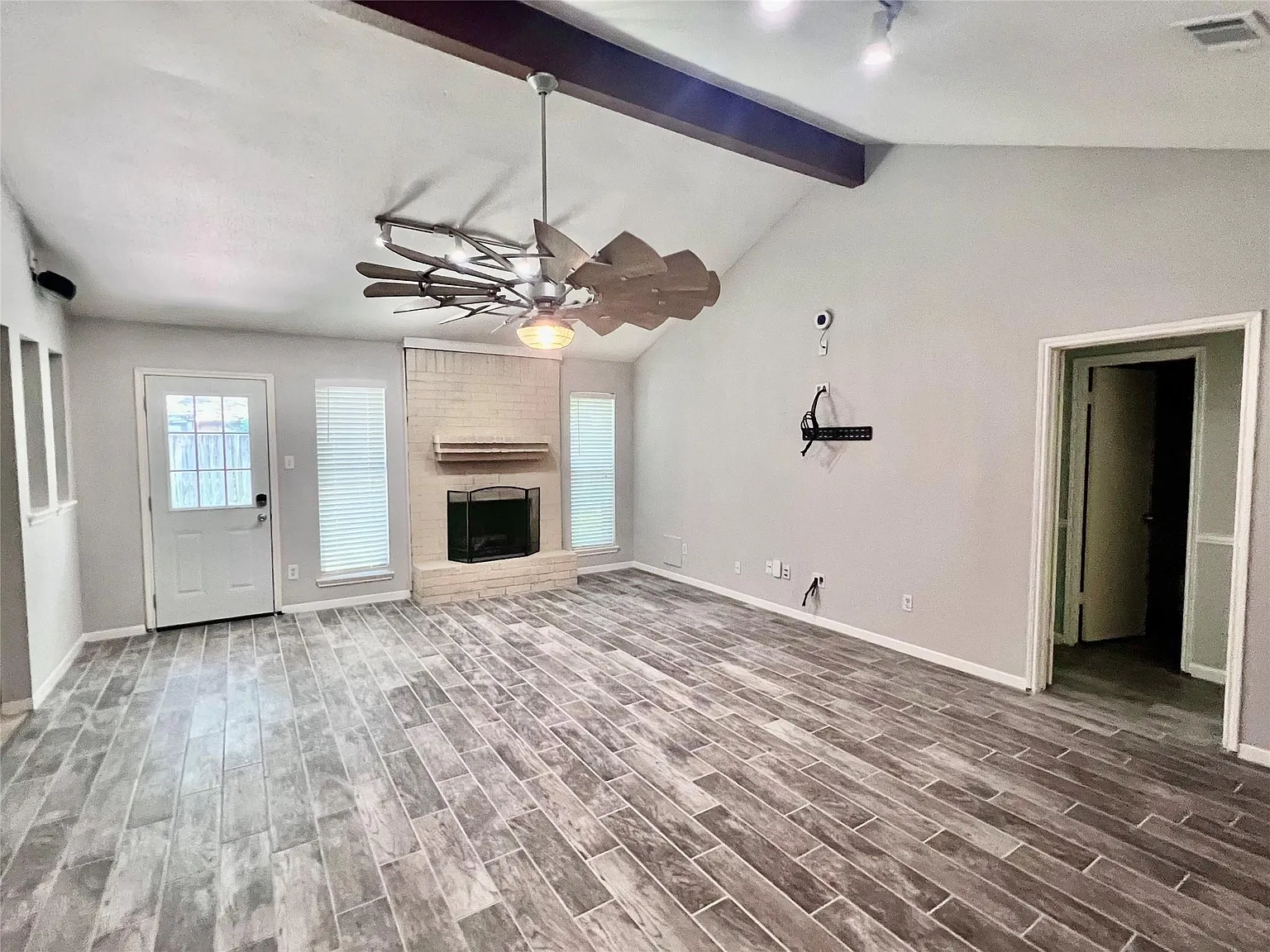 3 bed, 2.0 bath, 1675 sqft, $2,200 — Photo 3