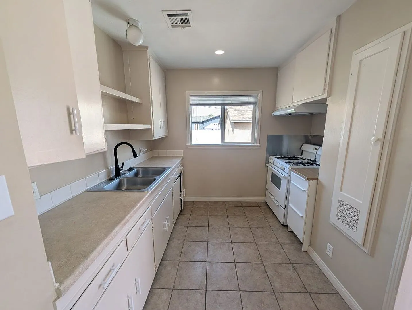 2 Bed 1 Bath Humble Abode With Detached Garage And Laundry Hook Ups — Photo 3