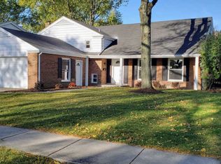 1526 S Surrey Ridge Dr, Arlington Heights, IL 60005