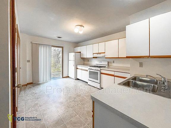 5th image of 2126 Fox Hill Ln