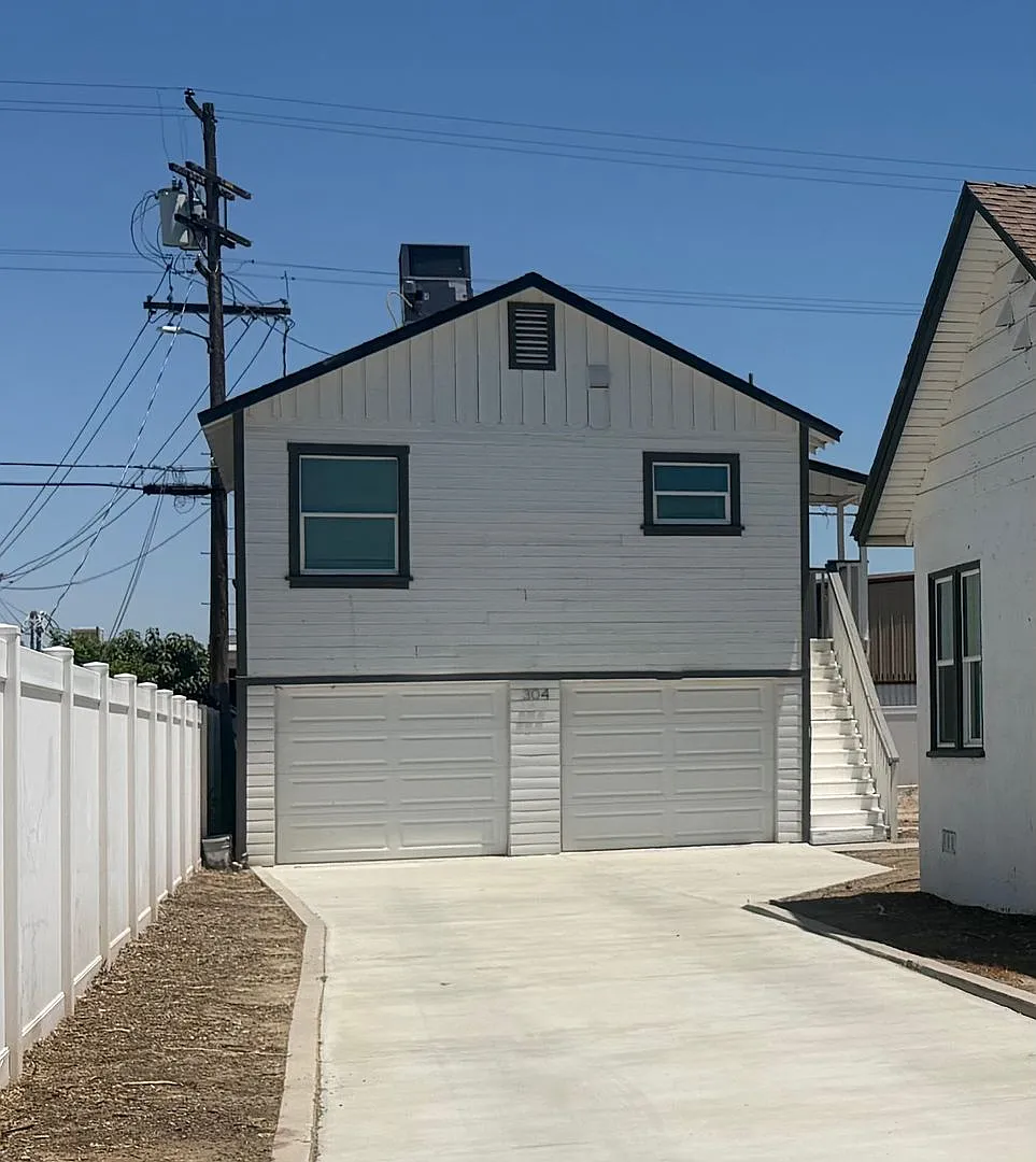 Easy Living 2 Bedroom on 2nd Floor — Photo 1
