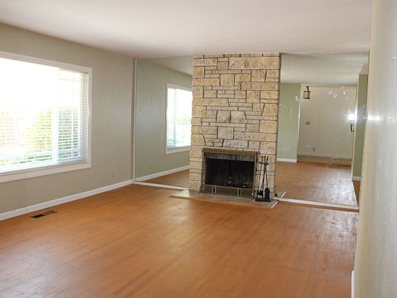 2nd image of 2710 Doidge Ave