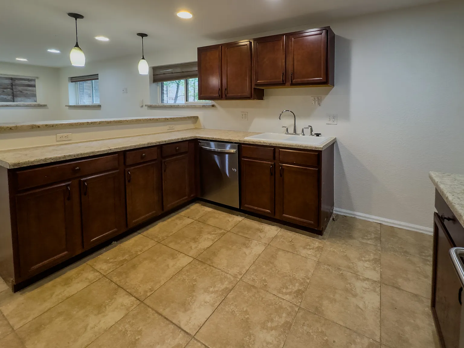 1 bed, 900 sqft, $1,000 — Photo 3