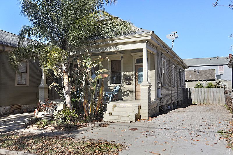 1st image of 3933 Toulouse St