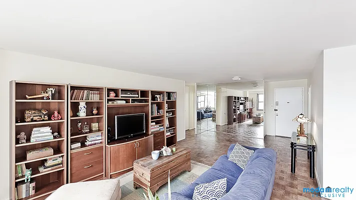 Sold by Moda Realty | media 36