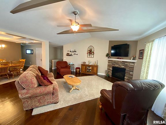 3rd image of 290 Green Meadow Dr