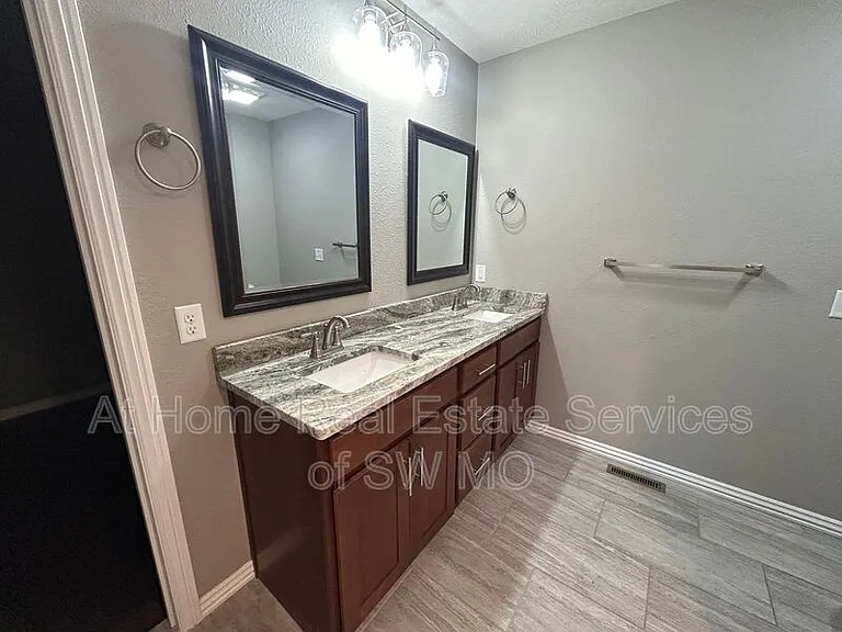 667 N Santa Monica Dr — Photo 5