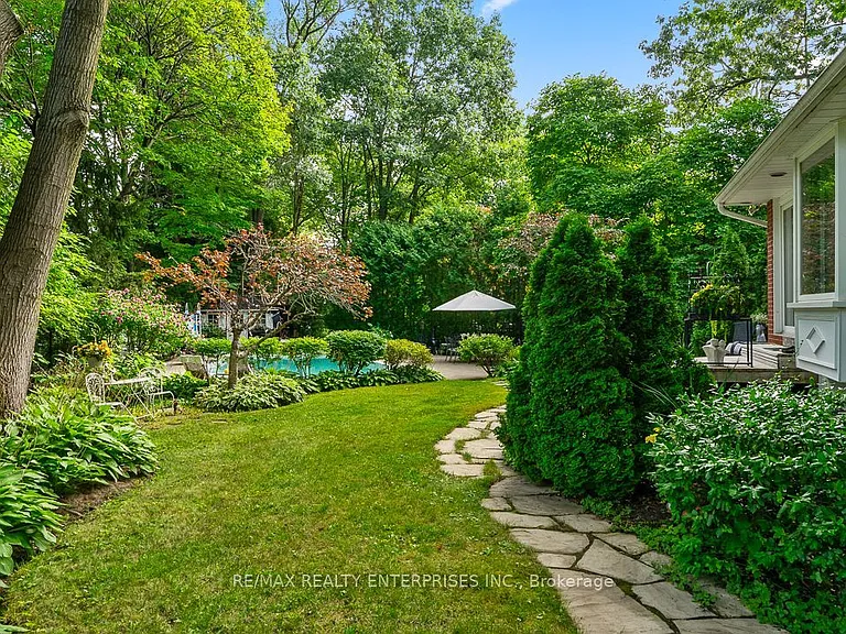 1373 Queen Victoria Ave — Photo 44