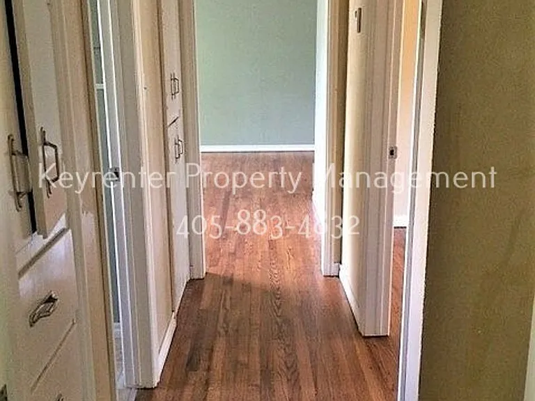 1520 Rowena Ln — Photo 6