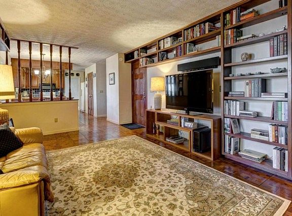 5th image of 331 Eastworth Way
