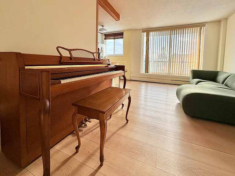 313 20th Ave SW #402 — Photo 4