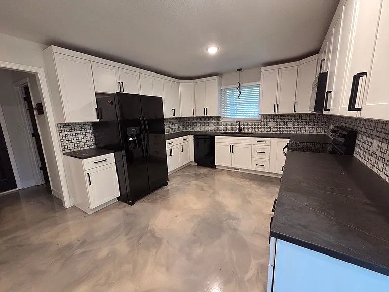 2301 Grant Ln — Photo 13