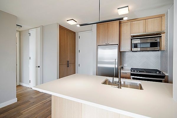 1st image of 560 W 43rd St APT 4G