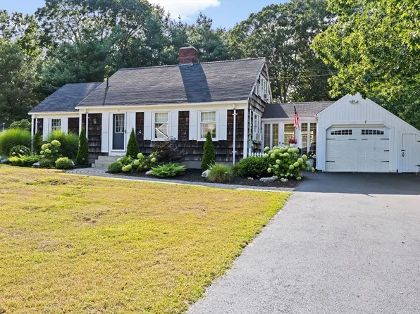 4 Country Dr, Hingham, MA 02043