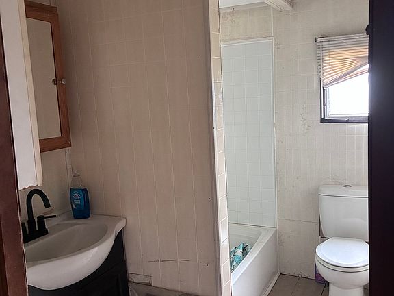 2nd image of 198 Park Ln