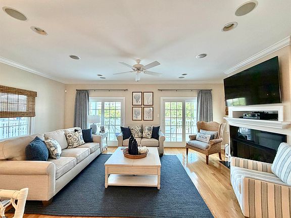 5th image of 147 E Atlantic Blvd #1