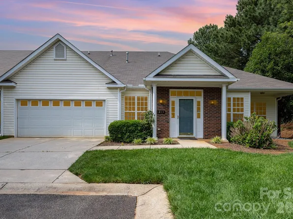 6204 Half Dome Dr, Charlotte, NC 28269