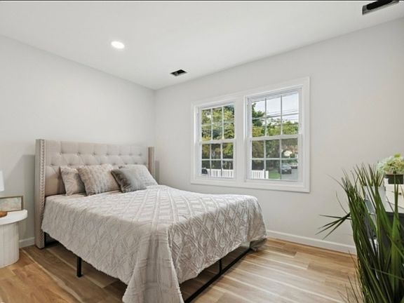 4th image of 7 Mitchell St