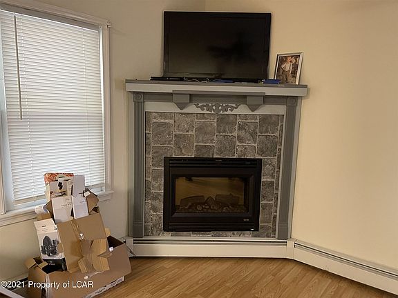 5th image of 995 W Main St