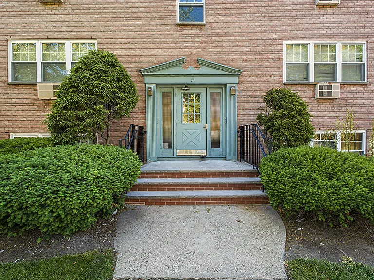 138 Clinton Pl #1B — Photo 1