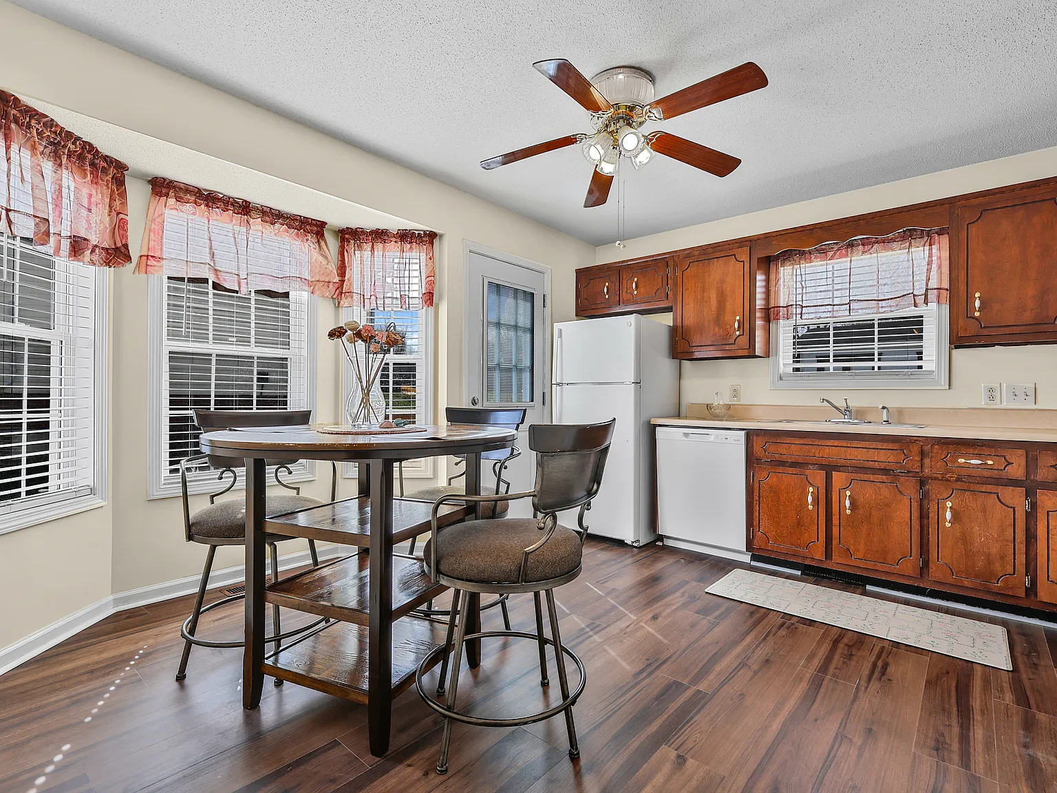 3 bed, 954 sqft, $2,275 — Photo 4