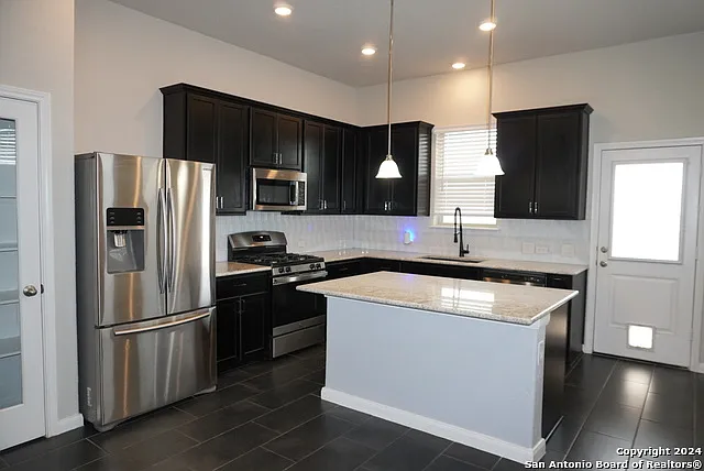 3 bed, 2.0 bath, 1417 sqft, $1,980 — Photo 4