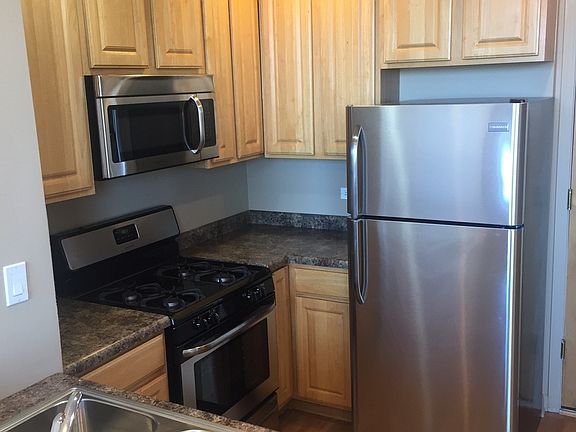 3rd image of 2400 W Madison St APT 506