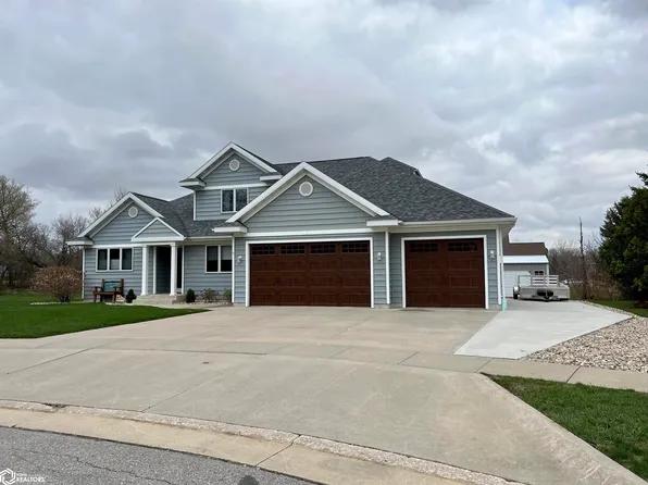 1004 S 10th Pl, Clear Lake, IA 50428