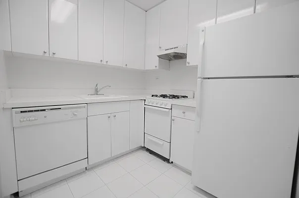 Rented by Manhattan Realty Group | media 13