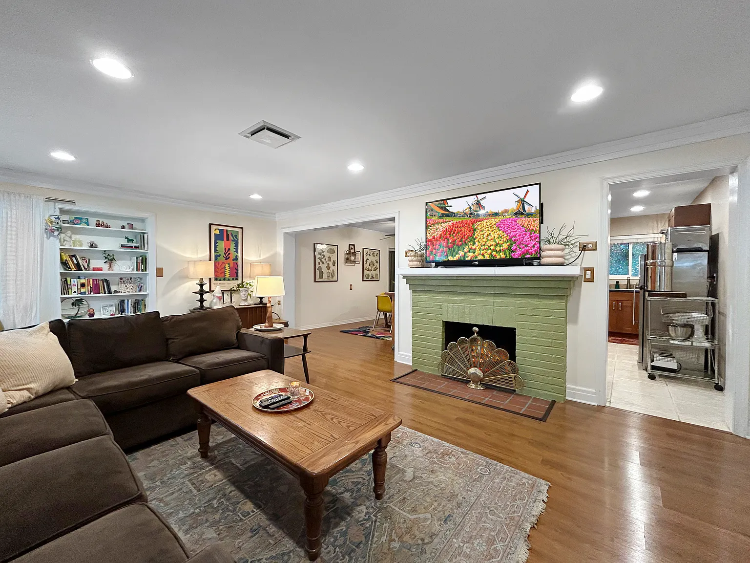 2 bed, 1100 sqft, $2,300 — Photo 2