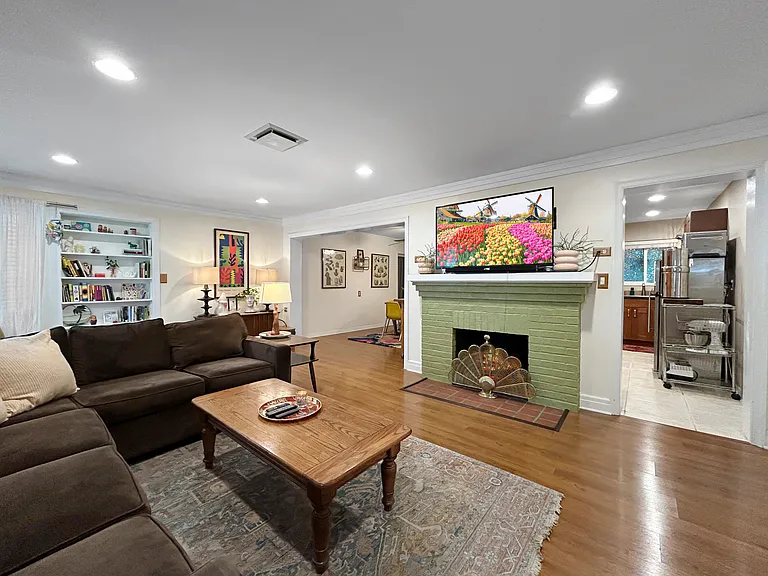 3829 Chapel Dr — Photo 2
