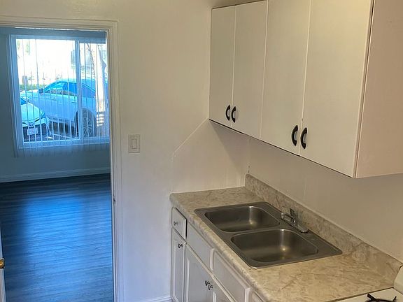 3rd image of 625 Elm Ave #2