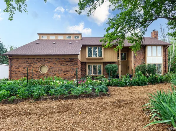2509 Munster Rd, Rochester Hills, MI 48309