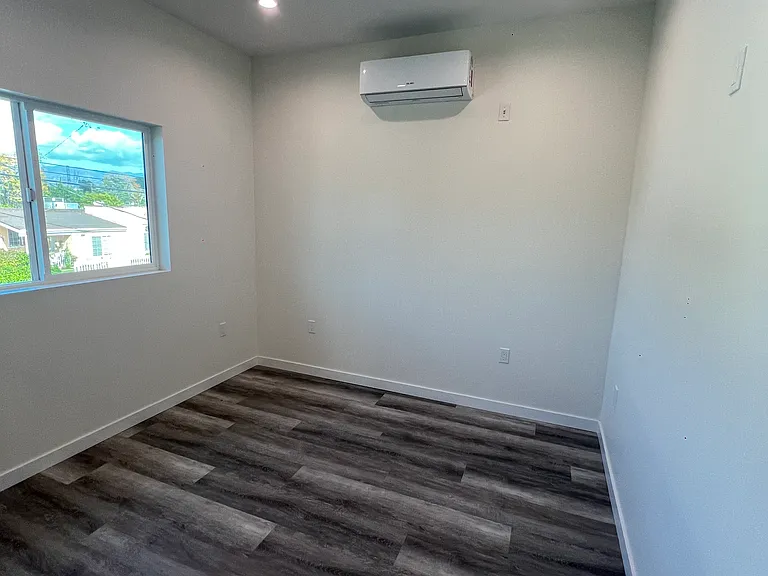 11616 Hamlin St — Photo 35