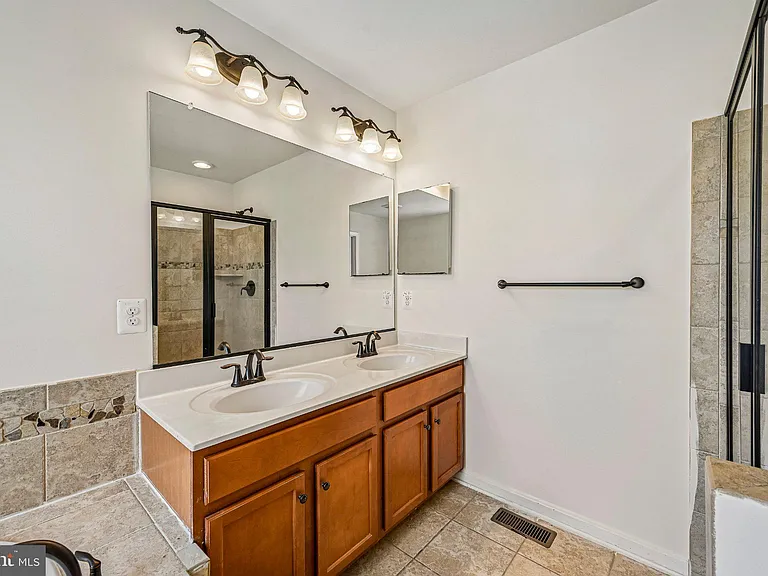 23004 Meadow Mist Rd — Photo 45