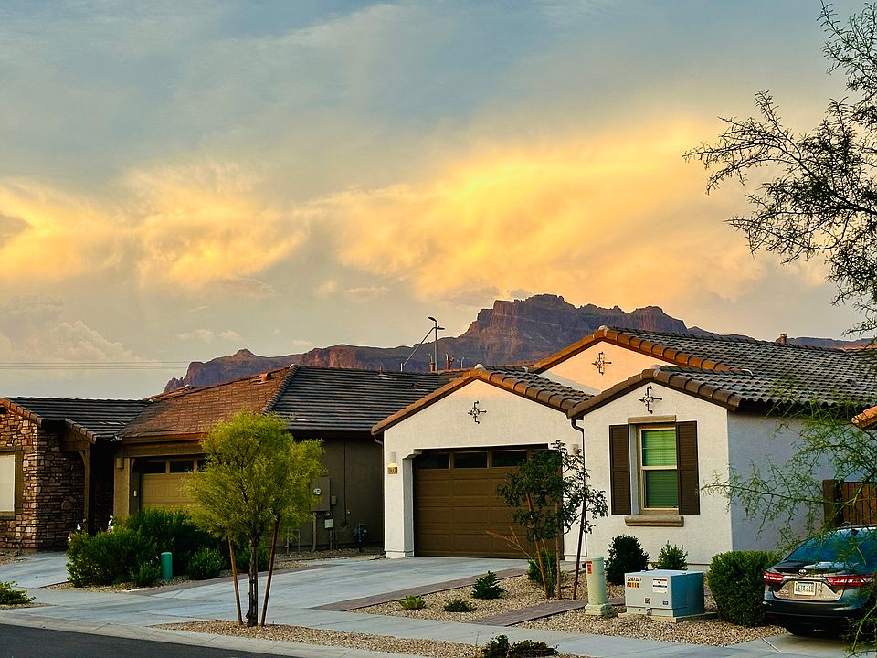 The apartment entry is on the left side of this home. Behind the house, we are close to the Superstition mountains. The area has rich, beautiful views!