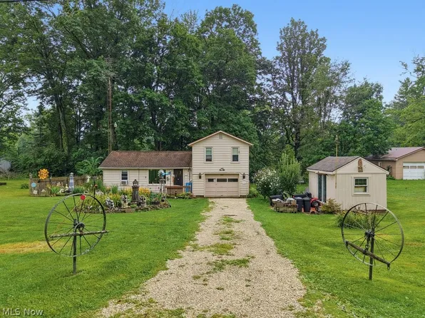 2072 Hilltop Dr SW, Carrollton, OH 44615
