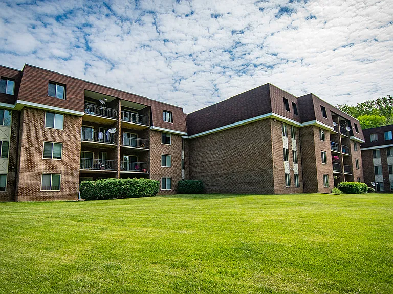 Oakton Park Apartments Building Exterior Far 25