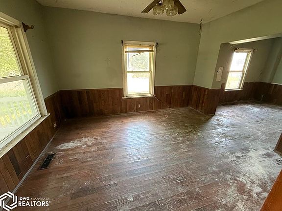 3rd image of 627 Exchange St
