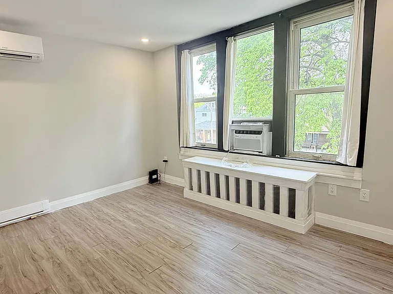 1495 Gladstone Ave #302 — Photo 1
