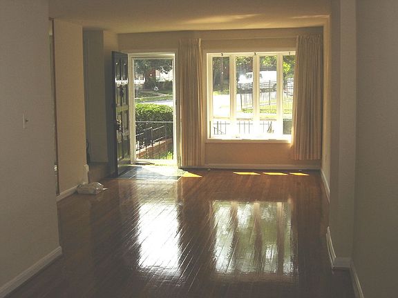 Living Room/Entrance