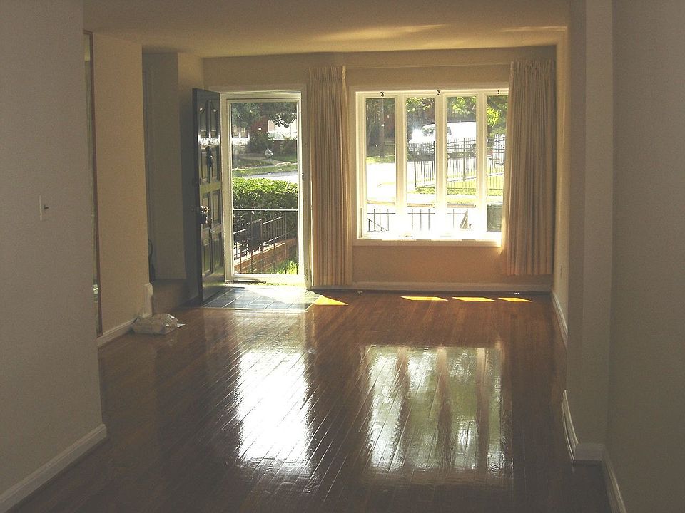 Living Room/Entrance