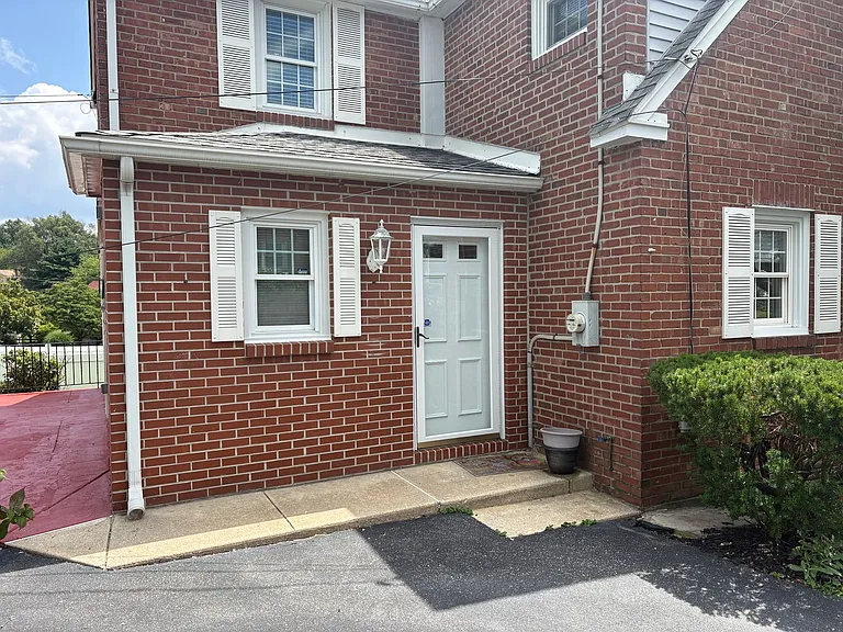 1011 Providence Rd — Photo 2